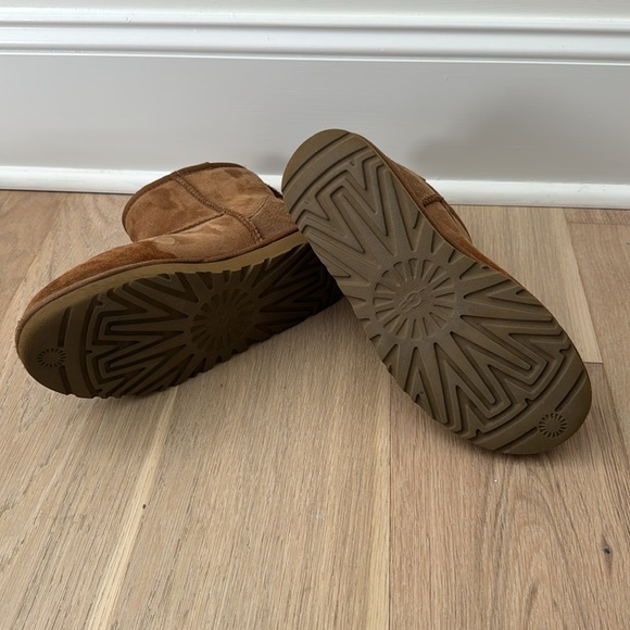 UGG women’s boots - Picture 3 of 4